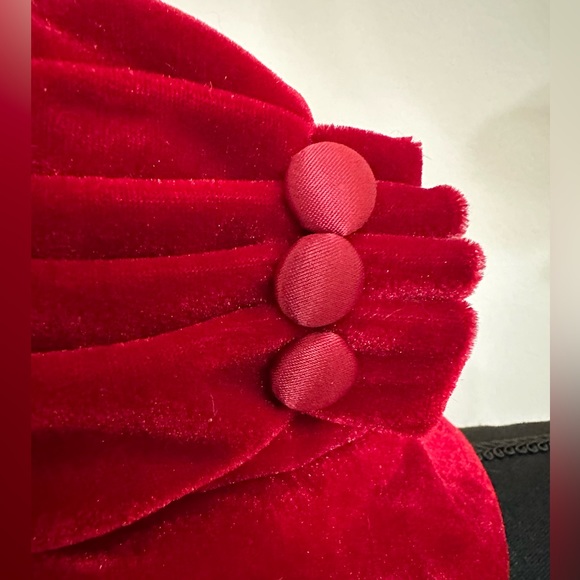 Red Hat Feels Like Velvet W/Buttons - Picture 2 of 11
